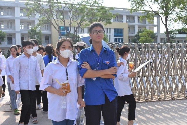 Kỳ thi tốt nghiệp THPT năm 2023: Thí sinh Mê Linh tự tin sau ngày thi đầu tiên - Ảnh 4. Kỳ thi tốt nghiệp THPT năm 2023: Thí sinh Mê Linh tự tin sau ngày thi đầu tiên - Ảnh 4.