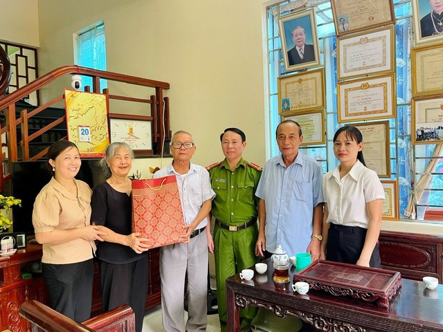Huyện Mê Linh: Tiếp nối các hoạt động hướng tới Kỷ niệm 76 năm Ngày Thương binh - Liệt sĩ - Ảnh 5. Huyện Mê Linh: Tiếp nối các hoạt động hướng tới Kỷ niệm 76 năm Ngày Thương binh - Liệt sĩ - Ảnh 5.
