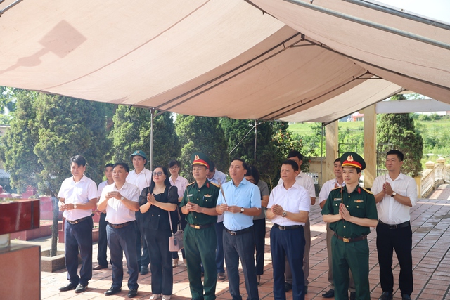 Bí thư Huyện ủy Nguyễn Thanh Liêm và Chủ tịch UBND Huyện Hoàng Anh Tuấn thăm, tặng quà gia đình chính sách xã Văn Khê và xã Thạch Đà - Ảnh 1. Bí thư Huyện ủy Nguyễn Thanh Liêm và Chủ tịch UBND Huyện Hoàng Anh Tuấn thăm, tặng quà gia đình chính sách xã Văn Khê và xã Thạch Đà - Ảnh 1.