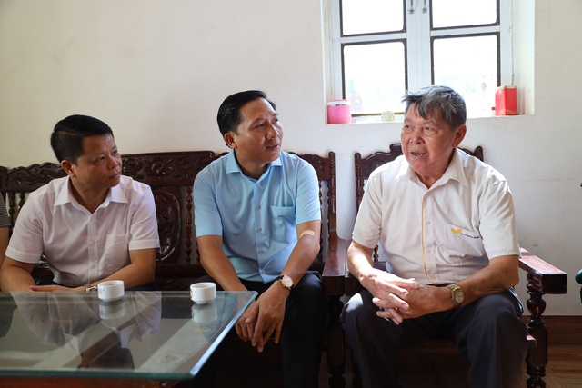 Bí thư Huyện ủy Nguyễn Thanh Liêm và Chủ tịch UBND Huyện Hoàng Anh Tuấn thăm, tặng quà gia đình chính sách xã Văn Khê và xã Thạch Đà - Ảnh 2. Bí thư Huyện ủy Nguyễn Thanh Liêm và Chủ tịch UBND Huyện Hoàng Anh Tuấn thăm, tặng quà gia đình chính sách xã Văn Khê và xã Thạch Đà - Ảnh 2.