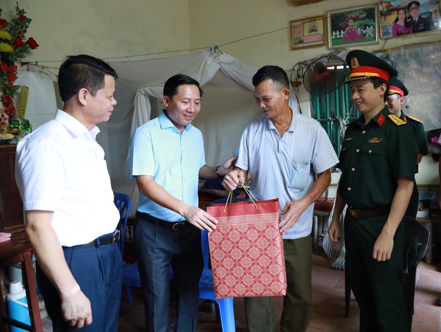 Bí thư Huyện ủy Nguyễn Thanh Liêm và Chủ tịch UBND Huyện Hoàng Anh Tuấn thăm, tặng quà gia đình chính sách xã Văn Khê và xã Thạch Đà - Ảnh 3. Bí thư Huyện ủy Nguyễn Thanh Liêm và Chủ tịch UBND Huyện Hoàng Anh Tuấn thăm, tặng quà gia đình chính sách xã Văn Khê và xã Thạch Đà - Ảnh 3.