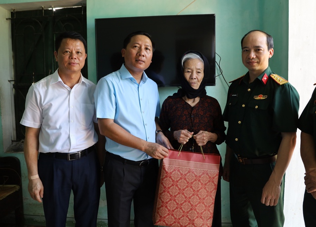 Bí thư Huyện ủy Nguyễn Thanh Liêm và Chủ tịch UBND Huyện Hoàng Anh Tuấn thăm, tặng quà gia đình chính sách xã Văn Khê và xã Thạch Đà - Ảnh 4. Bí thư Huyện ủy Nguyễn Thanh Liêm và Chủ tịch UBND Huyện Hoàng Anh Tuấn thăm, tặng quà gia đình chính sách xã Văn Khê và xã Thạch Đà - Ảnh 4.