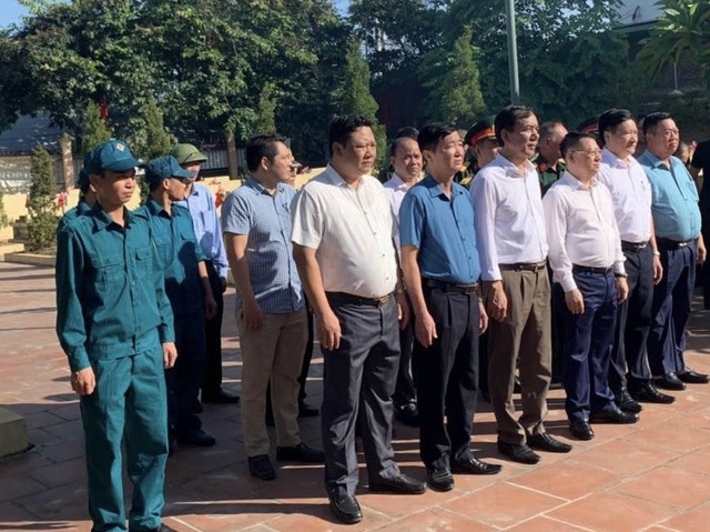 Bí thư Huyện ủy Nguyễn Thanh Liêm và Chủ tịch UBND Huyện Hoàng Anh Tuấn thăm, tặng quà gia đình chính sách xã Văn Khê và xã Thạch Đà - Ảnh 5. Bí thư Huyện ủy Nguyễn Thanh Liêm và Chủ tịch UBND Huyện Hoàng Anh Tuấn thăm, tặng quà gia đình chính sách xã Văn Khê và xã Thạch Đà - Ảnh 5.