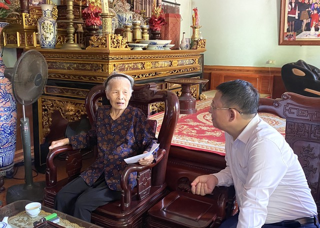 Bí thư Huyện ủy Nguyễn Thanh Liêm và Chủ tịch UBND Huyện Hoàng Anh Tuấn thăm, tặng quà gia đình chính sách xã Văn Khê và xã Thạch Đà - Ảnh 8. Bí thư Huyện ủy Nguyễn Thanh Liêm và Chủ tịch UBND Huyện Hoàng Anh Tuấn thăm, tặng quà gia đình chính sách xã Văn Khê và xã Thạch Đà - Ảnh 8.
