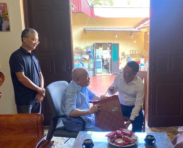 Bí thư Huyện ủy Nguyễn Thanh Liêm và Chủ tịch UBND Huyện Hoàng Anh Tuấn thăm, tặng quà gia đình chính sách xã Văn Khê và xã Thạch Đà - Ảnh 7. Bí thư Huyện ủy Nguyễn Thanh Liêm và Chủ tịch UBND Huyện Hoàng Anh Tuấn thăm, tặng quà gia đình chính sách xã Văn Khê và xã Thạch Đà - Ảnh 7.