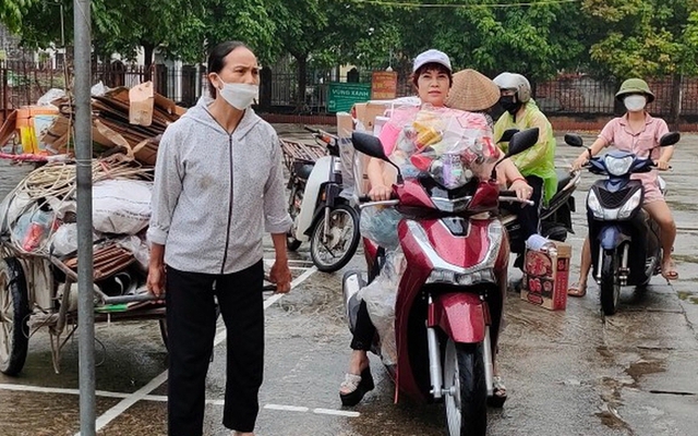 NGƯỜI PHỤ NỮ GIEO HY VỌNG TỪ PHẾ LIỆU - Ảnh 1. NGƯỜI PHỤ NỮ GIEO HY VỌNG TỪ PHẾ LIỆU - Ảnh 1.