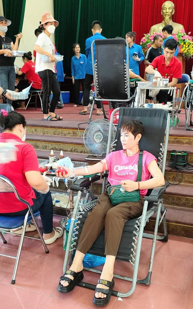 NGƯỜI PHỤ NỮ GIEO HY VỌNG TỪ PHẾ LIỆU - Ảnh 2. NGƯỜI PHỤ NỮ GIEO HY VỌNG TỪ PHẾ LIỆU - Ảnh 2.
