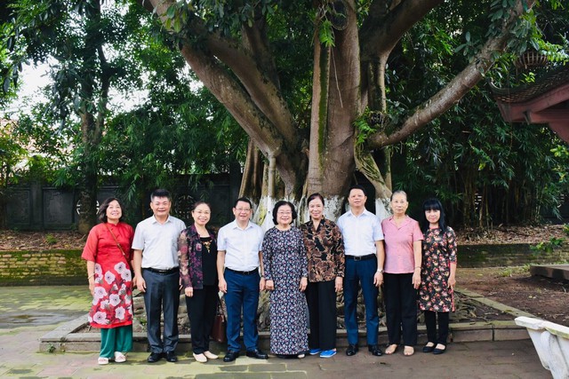 Đồng chí Trương Mỹ Hoa dâng hương tại Di tích lịch sử Quốc gia đặc biệt đền Hai Bà Trưng, huyện Mê Linh - Ảnh 2. Đồng chí Trương Mỹ Hoa dâng hương tại Di tích lịch sử Quốc gia đặc biệt đền Hai Bà Trưng, huyện Mê Linh - Ảnh 2.