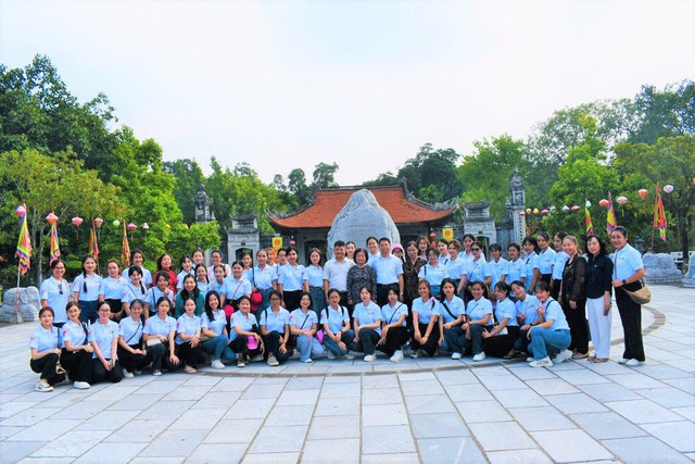 Đồng chí Trương Mỹ Hoa dâng hương tại Di tích lịch sử Quốc gia đặc biệt đền Hai Bà Trưng, huyện Mê Linh - Ảnh 3. Đồng chí Trương Mỹ Hoa dâng hương tại Di tích lịch sử Quốc gia đặc biệt đền Hai Bà Trưng, huyện Mê Linh - Ảnh 3.