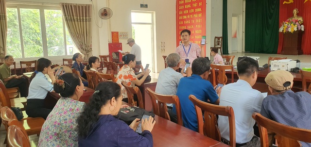 Phòng giao dịch NHCSXH huyện Mê Linh triển triển khai văn bản 5814/NHCS-HTQT-TT ngày 25/07/2023 về triển khai chương trình giáo dục số cho khách hàng của NHCSXH tại xã Tráng Việt. - Ảnh 1.