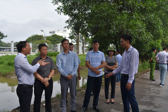 Đồng chí Bí thư Huyện ủy Nguyễn Thanh Liêm kiểm tra thực địa hệ thống kênh mương tiêu thoát nước trên địa bàn huyện Mê Linh - Ảnh 2.