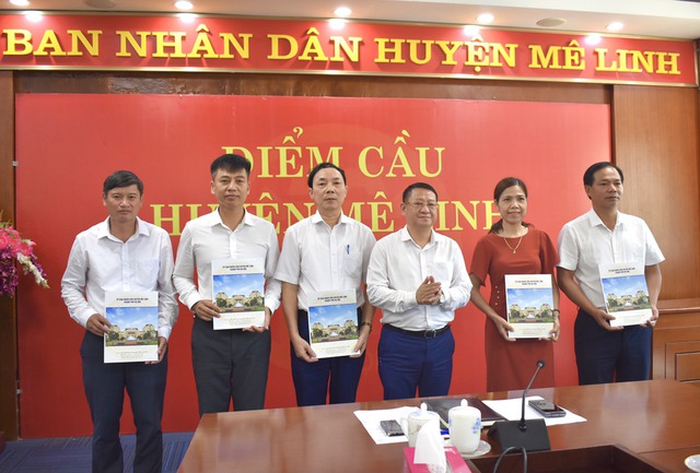 Chủ tịch UBND Huyện Hoàng Anh Tuấn trao Quyết định điều động 10 cán bộ quản lý các trường Tiểu học, Trung học cơ sở - Ảnh 1. Chủ tịch UBND Huyện Hoàng Anh Tuấn trao Quyết định điều động 10 cán bộ quản lý các trường Tiểu học, Trung học cơ sở - Ảnh 1.