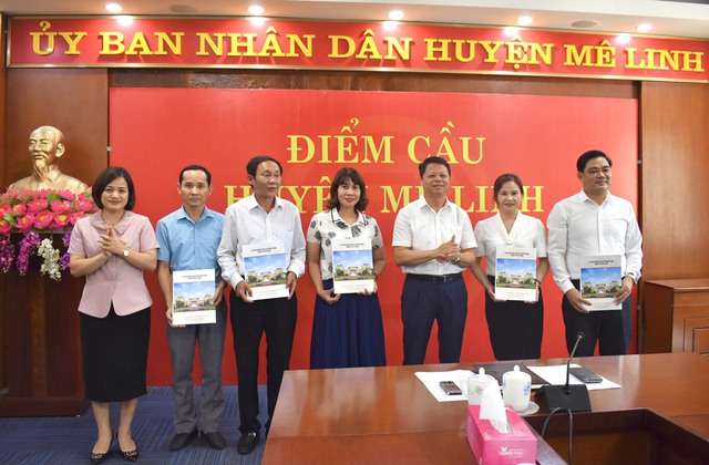 Chủ tịch UBND Huyện Hoàng Anh Tuấn trao Quyết định điều động 10 cán bộ quản lý các trường Tiểu học, Trung học cơ sở - Ảnh 2. Chủ tịch UBND Huyện Hoàng Anh Tuấn trao Quyết định điều động 10 cán bộ quản lý các trường Tiểu học, Trung học cơ sở - Ảnh 2.