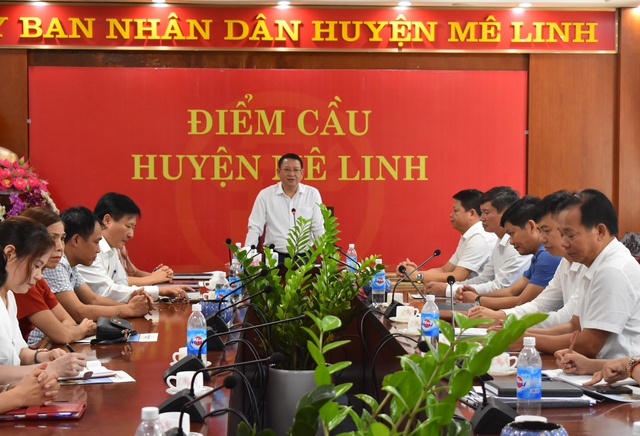 Chủ tịch UBND Huyện Hoàng Anh Tuấn trao Quyết định điều động 10 cán bộ quản lý các trường Tiểu học, Trung học cơ sở - Ảnh 3. Chủ tịch UBND Huyện Hoàng Anh Tuấn trao Quyết định điều động 10 cán bộ quản lý các trường Tiểu học, Trung học cơ sở - Ảnh 3.