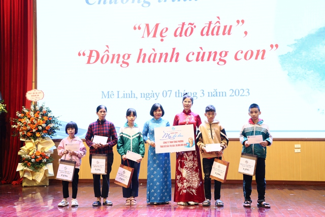 Mê Linh: Trao yêu thương đến trẻ mồ côi, có hoàn cảnh khó khăn - Ảnh 2. Mê Linh: Trao yêu thương đến trẻ mồ côi, có hoàn cảnh khó khăn - Ảnh 2.