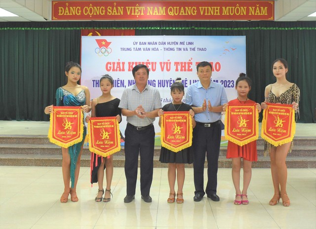 Sôi động sân chơi Khiêu vũ thể thao cho thiếu niên nhi đồng huyện Mê Linh - Ảnh 1. Sôi động sân chơi Khiêu vũ thể thao cho thiếu niên nhi đồng huyện Mê Linh - Ảnh 1.