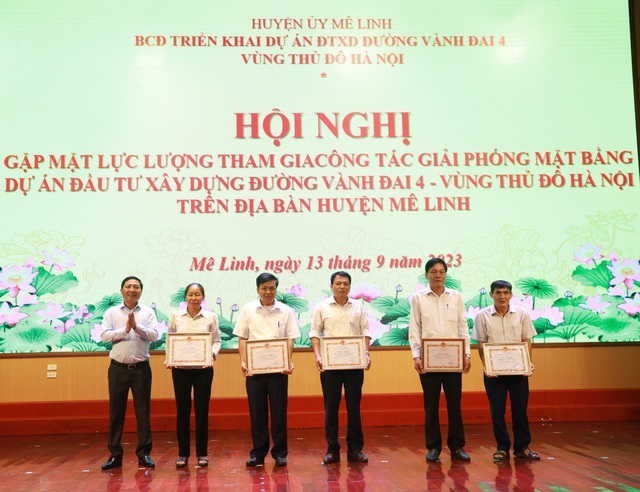 Mê Linh khen thưởng 26 tập thể, cá nhân có thành tích trong triển khai đường Vành đai 4 - Ảnh 1. Mê Linh khen thưởng 26 tập thể, cá nhân có thành tích trong triển khai đường Vành đai 4 - Ảnh 1.