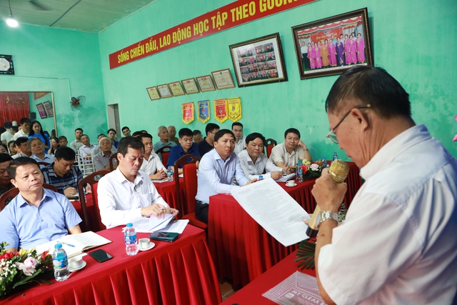 Đồng chí Bí thư Huyện ủy Nguyễn Thanh Liêm dự sinh hoạt với Chi bộ thôn Khê Ngoại 2, xã Văn Khê - Ảnh 1.