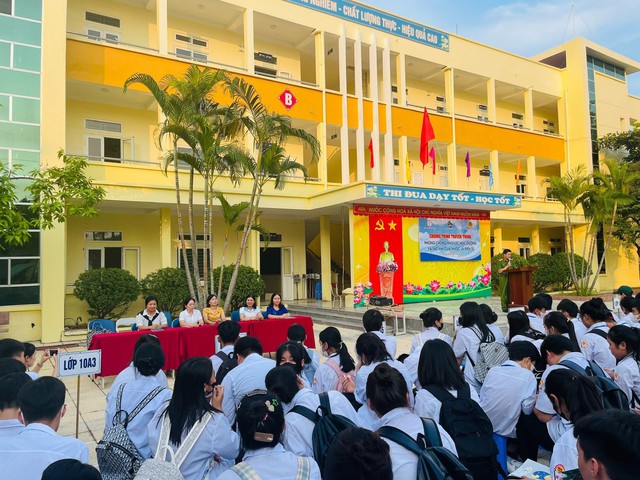 Hơn 1000 học sinh Trung tâm GDNN - GDTX huyện Mê Linh được tuyên truyền về phòng chống bạo lực học đường và thuốc lá điện tử - Ảnh 1. Hơn 1000 học sinh Trung tâm GDNN - GDTX huyện Mê Linh được tuyên truyền về phòng chống bạo lực học đường và thuốc lá điện tử - Ảnh 1.