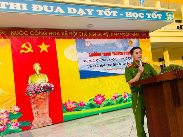 Hơn 1000 học sinh Trung tâm GDNN - GDTX huyện Mê Linh được tuyên truyền về phòng chống bạo lực học đường và thuốc lá điện tử - Ảnh 2.