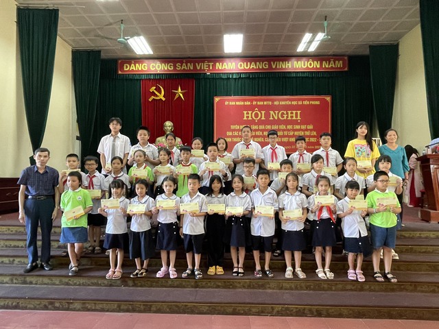 HỘI NGHỊ TUYÊN DƯƠNG, TẶNG QUÀ CHO GIÁO VIÊN, HỌC SINH ĐẠT GIẢI QUA CÁC KỲ THI GIÁO VIÊN, HỌC SINH GIỎI TỪ CẤP HUYỆN TRỞ LÊN & HỌC SINH THUỘC DIỆN HỘ NGHÈO,CẬN NGHÈO VƯỢT KHÓ NĂM HỌC 2022-2023 - Ảnh 1. HỘI NGHỊ TUYÊN DƯƠNG, TẶNG QUÀ CHO GIÁO VIÊN, HỌC SINH ĐẠT GIẢI QUA CÁC KỲ THI GIÁO VIÊN, HỌC SINH GIỎI TỪ CẤP HUYỆN TRỞ LÊN & HỌC SINH THUỘC DIỆN HỘ NGHÈO,CẬN NGHÈO VƯỢT KHÓ NĂM HỌC 2022-2023 - Ảnh 1.