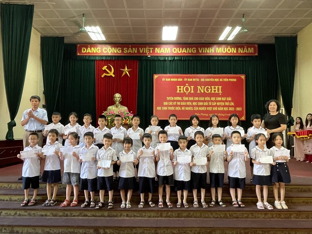 HỘI NGHỊ TUYÊN DƯƠNG, TẶNG QUÀ CHO GIÁO VIÊN, HỌC SINH ĐẠT GIẢI QUA CÁC KỲ THI GIÁO VIÊN, HỌC SINH GIỎI TỪ CẤP HUYỆN TRỞ LÊN & HỌC SINH THUỘC DIỆN HỘ NGHÈO,CẬN NGHÈO VƯỢT KHÓ NĂM HỌC 2022-2023 - Ảnh 3. HỘI NGHỊ TUYÊN DƯƠNG, TẶNG QUÀ CHO GIÁO VIÊN, HỌC SINH ĐẠT GIẢI QUA CÁC KỲ THI GIÁO VIÊN, HỌC SINH GIỎI TỪ CẤP HUYỆN TRỞ LÊN & HỌC SINH THUỘC DIỆN HỘ NGHÈO,CẬN NGHÈO VƯỢT KHÓ NĂM HỌC 2022-2023 - Ảnh 3.