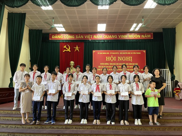 HỘI NGHỊ TUYÊN DƯƠNG, TẶNG QUÀ CHO GIÁO VIÊN, HỌC SINH ĐẠT GIẢI QUA CÁC KỲ THI GIÁO VIÊN, HỌC SINH GIỎI TỪ CẤP HUYỆN TRỞ LÊN & HỌC SINH THUỘC DIỆN HỘ NGHÈO,CẬN NGHÈO VƯỢT KHÓ NĂM HỌC 2022-2023 - Ảnh 2. HỘI NGHỊ TUYÊN DƯƠNG, TẶNG QUÀ CHO GIÁO VIÊN, HỌC SINH ĐẠT GIẢI QUA CÁC KỲ THI GIÁO VIÊN, HỌC SINH GIỎI TỪ CẤP HUYỆN TRỞ LÊN & HỌC SINH THUỘC DIỆN HỘ NGHÈO,CẬN NGHÈO VƯỢT KHÓ NĂM HỌC 2022-2023 - Ảnh 2.