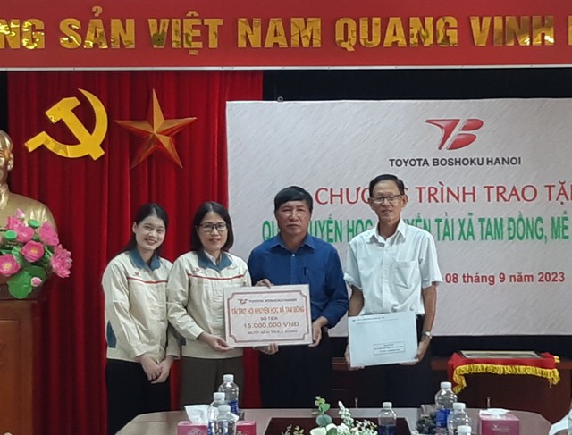 Công ty TOYOTA Boshoku Hà Nội trao tặng 15 triệu đồng cho Quỹ khuyến học xã Tam Đồng - Ảnh 2.