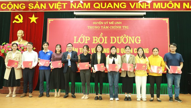 Bế giảng lớp Bồi dưỡng nhận thức về Đảng cho quần chúng ưu tú thuộc Bệnh viện Đa khoa huyện Mê Linh- Ảnh 1.