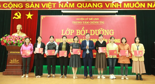 Bế giảng lớp Bồi dưỡng nhận thức về Đảng cho quần chúng ưu tú thuộc Bệnh viện Đa khoa huyện Mê Linh- Ảnh 2.