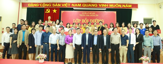 Bế giảng lớp Bồi dưỡng nhận thức về Đảng cho quần chúng ưu tú thuộc Bệnh viện Đa khoa huyện Mê Linh- Ảnh 3.