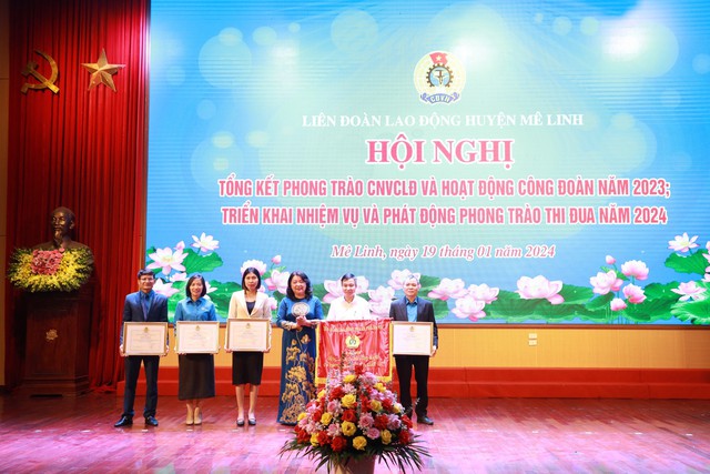 Mê Linh tổng kết phong trào CNVCLĐ và hoạt động công đoàn năm 2023; phát động phong trào thi đua năm 2024 và Chương trình "Tết sum vầy Xuân chia sẻ" năm 2024- Ảnh 1. Mê Linh tổng kết phong trào CNVCLĐ và hoạt động công đoàn năm 2023; phát động phong trào thi đua năm 2024 và Chương trình "Tết sum vầy Xuân chia sẻ" năm 2024- Ảnh 1.