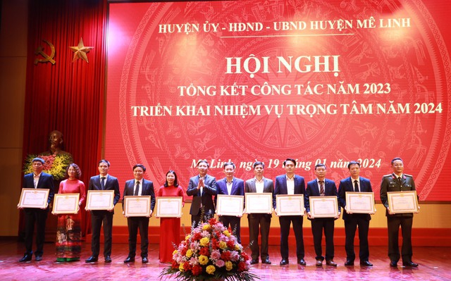 Huyện ủy, HĐND, UBND huyện Mê Linh tổng kết công tác năm 2023, triển khai nhiệm vụ trọng tâm năm 2024- Ảnh 2. Huyện ủy, HĐND, UBND huyện Mê Linh tổng kết công tác năm 2023, triển khai nhiệm vụ trọng tâm năm 2024- Ảnh 2.