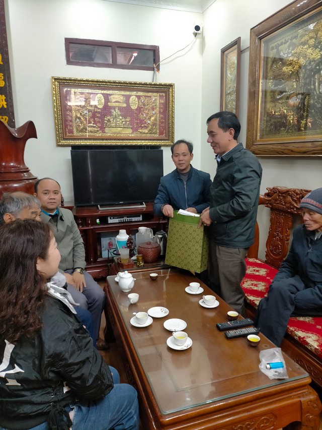 Lãnh đạo xã Thạch Đà thăm, tặng quà gia đình chính sách nhân dịp Tết Nguyên đán Giáp Thìn 2024
- Ảnh 2.