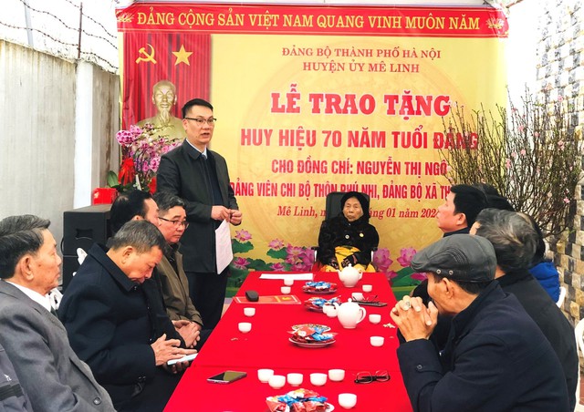 Huyện ủy Mê Linh trao tặng Huy hiệu 75 năm, 70 năm tuổi Đảng cho đảng viên lão thành- Ảnh 3. Huyện ủy Mê Linh trao tặng Huy hiệu 75 năm, 70 năm tuổi Đảng cho đảng viên lão thành- Ảnh 3.