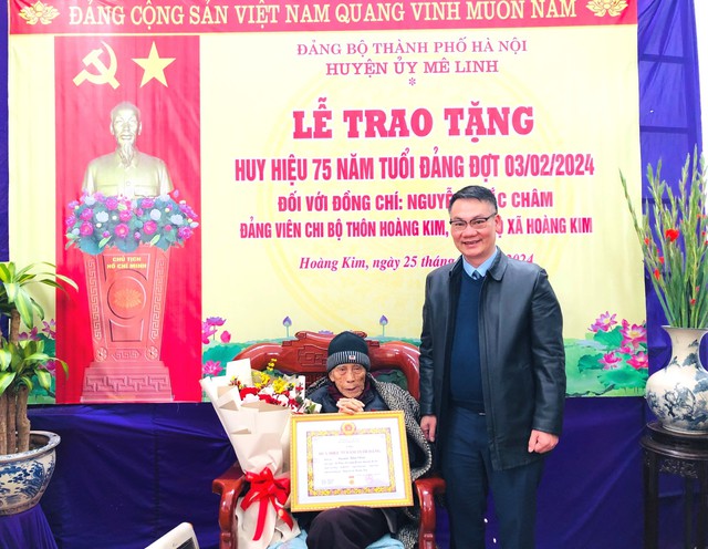 Huyện ủy Mê Linh trao tặng Huy hiệu 75 năm, 70 năm tuổi Đảng cho đảng viên lão thành- Ảnh 1. Huyện ủy Mê Linh trao tặng Huy hiệu 75 năm, 70 năm tuổi Đảng cho đảng viên lão thành- Ảnh 1.