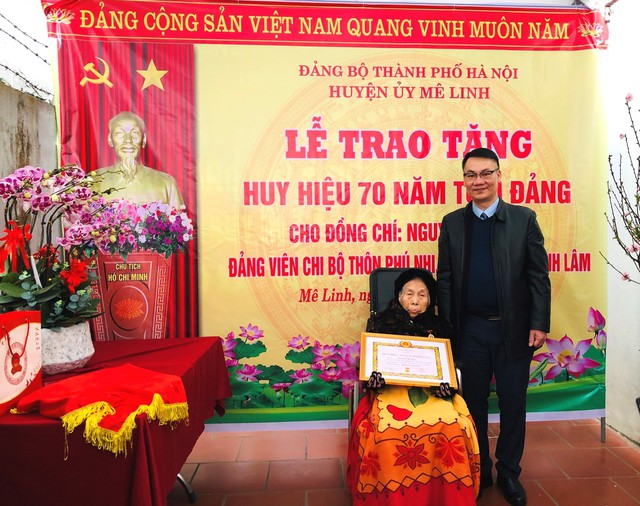 Huyện ủy Mê Linh trao tặng Huy hiệu 75 năm, 70 năm tuổi Đảng cho đảng viên lão thành- Ảnh 2. Huyện ủy Mê Linh trao tặng Huy hiệu 75 năm, 70 năm tuổi Đảng cho đảng viên lão thành- Ảnh 2.
