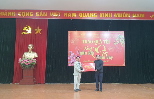 Thị trấn Quang Minh tổ chức hội nghị trao quà tết nhân dịp Tết Nguyên đán Giáp Thìn, năm 2024 bằng nguồn xã hội hóa- Ảnh 13. Thị trấn Quang Minh tổ chức hội nghị trao quà tết nhân dịp Tết Nguyên đán Giáp Thìn, năm 2024 bằng nguồn xã hội hóa- Ảnh 13.