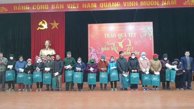 Thị trấn Quang Minh tổ chức hội nghị trao quà tết nhân dịp Tết Nguyên đán Giáp Thìn, năm 2024 bằng nguồn xã hội hóa- Ảnh 5. Thị trấn Quang Minh tổ chức hội nghị trao quà tết nhân dịp Tết Nguyên đán Giáp Thìn, năm 2024 bằng nguồn xã hội hóa- Ảnh 5.