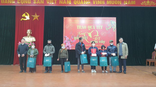 Thị trấn Quang Minh tổ chức hội nghị trao quà tết nhân dịp Tết Nguyên đán Giáp Thìn, năm 2024 bằng nguồn xã hội hóa- Ảnh 4. Thị trấn Quang Minh tổ chức hội nghị trao quà tết nhân dịp Tết Nguyên đán Giáp Thìn, năm 2024 bằng nguồn xã hội hóa- Ảnh 4.