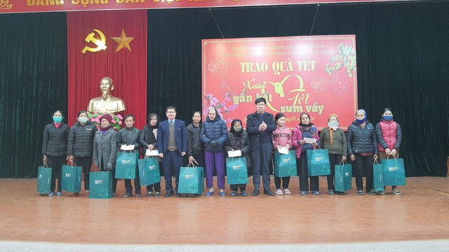 Thị trấn Quang Minh tổ chức hội nghị trao quà tết nhân dịp Tết Nguyên đán Giáp Thìn, năm 2024 bằng nguồn xã hội hóa- Ảnh 3. Thị trấn Quang Minh tổ chức hội nghị trao quà tết nhân dịp Tết Nguyên đán Giáp Thìn, năm 2024 bằng nguồn xã hội hóa- Ảnh 3.