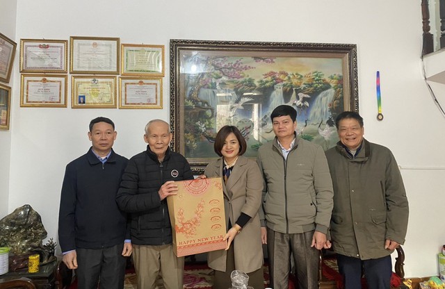 Phó Chủ tịch HĐND Huyện Trịnh Thị Hồng Ngân thăm, tặng quà các gia đình chính sách trên địa bàn thị trấn Quang Minh- Ảnh 1.