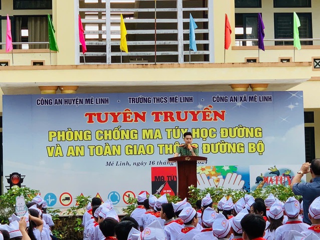 Công an xã Mê Linh tuyên truyền phòng chống ma túy học đường, an toàn giao thông đường bộ- Ảnh 1.