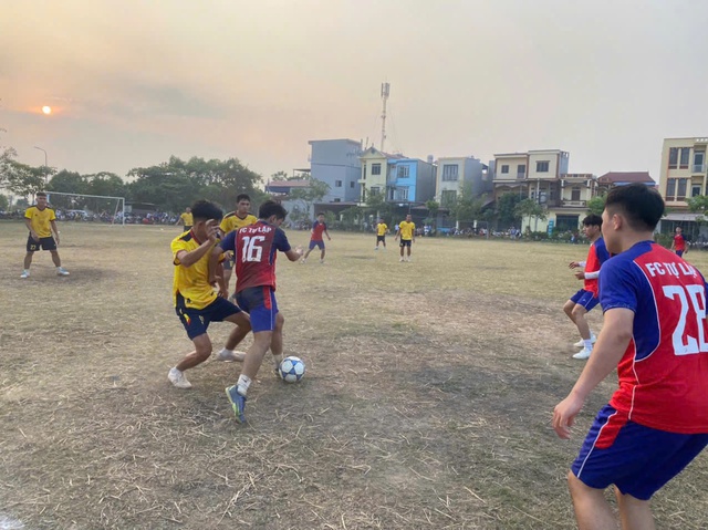 Hấp dẫn các trận thi đấu tại Giải bóng đá tranh Cup Hai Bà Trưng huyện Mê Linh lần thứ III năm 2024- Ảnh 3.