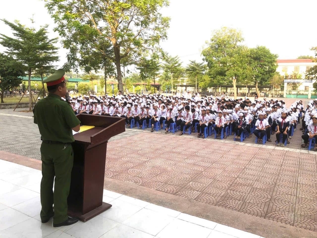 CÔNG AN XÃ VĂN KHÊ TỔ CHỨC HỘI NGHỊ TUYÊN TRUYỀN PHÁP LUẬT VỀ QUẢN LÝ, SỬ DỤNG VŨ KHÍ, VẬT LIỆU NỔ CHO HỌC SINH, GIÁO VIÊN TRƯỜNG THCS VĂN KHÊ- Ảnh 2.