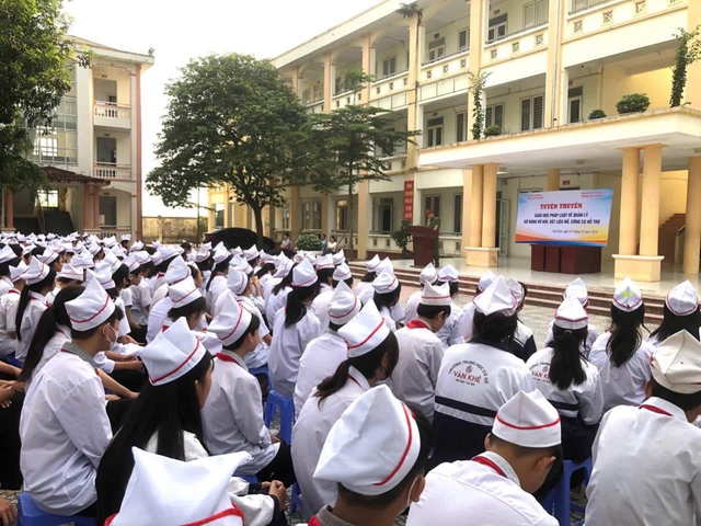 CÔNG AN XÃ VĂN KHÊ TỔ CHỨC HỘI NGHỊ TUYÊN TRUYỀN PHÁP LUẬT VỀ QUẢN LÝ, SỬ DỤNG VŨ KHÍ, VẬT LIỆU NỔ CHO HỌC SINH, GIÁO VIÊN TRƯỜNG THCS VĂN KHÊ- Ảnh 1.