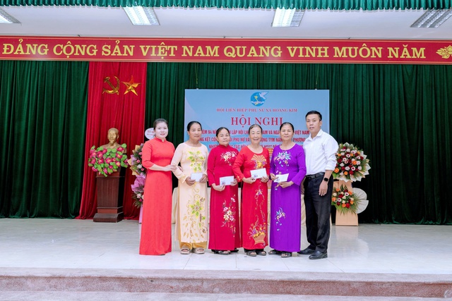 Hội Liên hiệp Phụ nữ xã Hoàng Kim tổ chức hội nghị: Kỷ niệm 94 năm thành lập hội LHPN Việt Nam và ngày Phụ nữ Việt Nam 20/10. Tổng kết công tác Hội Phụ nữ và hoạt động TYM năm 2024; phương hướng, nhiệm vụ công tác hội Phụ nữ và hoạt động TYM năm 2025.- Ảnh 7.