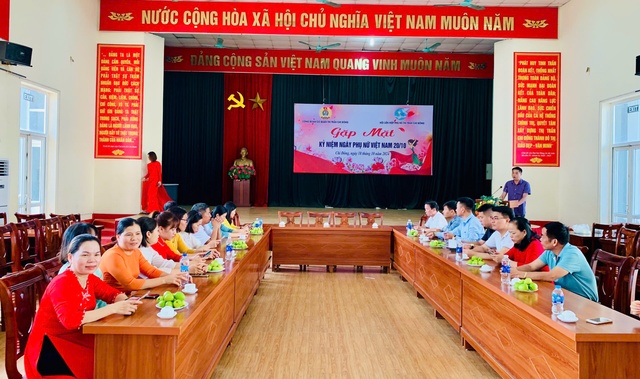 Công đoàn cơ quan – Hội LHPN thị trấn Chi Đông tổ chức gặp mặt kỷ niệm Ngày Phụ nữ Việt Nam 20/10
“Chương trình cắm hoa nghệ thuật chúc mừng Ngày Phụ nữ Việt Nam 20/10”
- Ảnh 1.