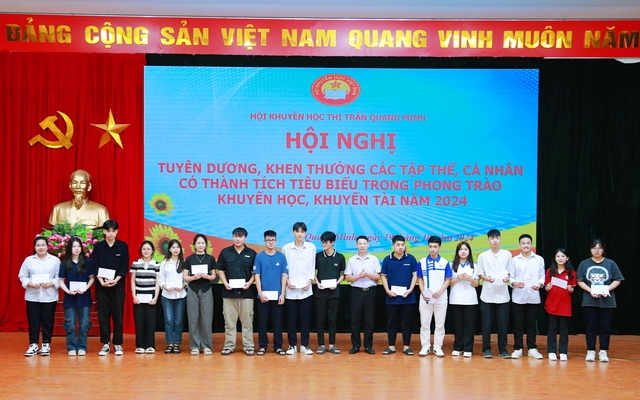 Thị trấn Quang Minh tổ chức hội nghị tuyên dương, khen thưởng các tập thể, cá nhân đạt thành tích tiêu biểu trong phong trào khuyến học khuyến tài năm 2024- Ảnh 2.