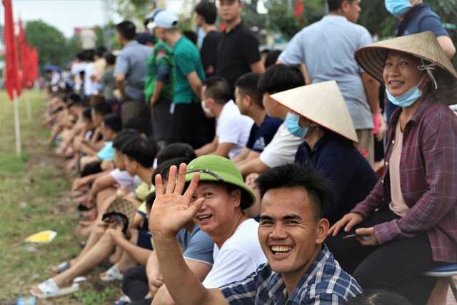 Xác định được 8 đội bóng xuất sắc vào Tứ kết tại giải bóng đá tranh Cup Hai Bà Trưng huyện Mê Linh lần thứ III, năm 2024- Ảnh 2.